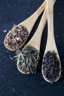 Tees auf Bambuslöffeln — Stockfoto