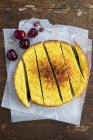 Сырный торт с вишней — стоковое фото