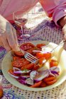 Смешивание салата на тарелке — стоковое фото