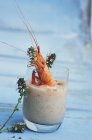 Vista close-up de creme de camarão com páprica e tomilho — Fotografia de Stock