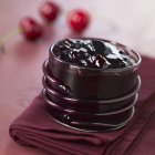 Marmellata di ciliegie nere in piatto — Foto stock