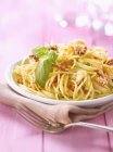 Espaguetis con calamar en plato - foto de stock