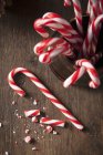 Bastoncini di zucchero natalizio in tazza — Foto stock