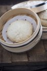 Vista de perto de um pão de Bao em um vapor de bambu — Fotografia de Stock