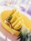 Viertel einer Ananas in Scheiben geschnitten — Stockfoto