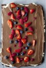 Bagas de verão em bolo de mousse de chocolate — Fotografia de Stock