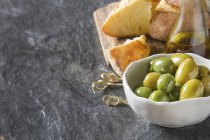 Olivenöl mit frischen Kräutern — Stockfoto