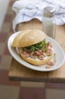 Бурый сэндвич с креветками — стоковое фото