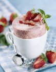 Crème glacée aux fraises soufflé sur table — Photo de stock
