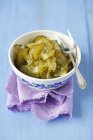 Tranches de concombre marinées dans un bol blanc sur la serviette et la fourchette — Photo de stock