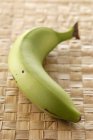 Сырой зелёный банан — стоковое фото