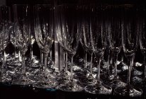 Vista close-up de taças de vinho caules e fundos — Fotografia de Stock