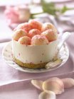 Rose cheesecake in bowl — Stock Photo