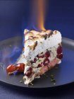 Vista da vicino di bruciare torta Alaska al forno con ciliegie — Foto stock