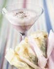 Coctel rosa y pastelería - foto de stock
