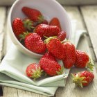 Schüssel mit frischen reifen Erdbeeren — Stockfoto