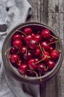 Cerejas frescas em uma tigela — Fotografia de Stock