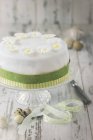 Cake with white icing flowers — Stock Photo