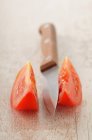 Pomodoro e coltello affettati — Foto stock