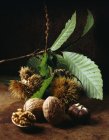 Nueces y castañas con hojas - foto de stock