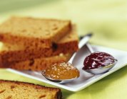Pan de jengibre con mermelada en cucharas - foto de stock