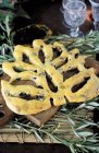 Фугасский хлеб с оливками — стоковое фото