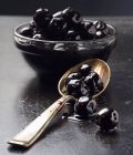 Чорні оливки в скляній мисці — стокове фото