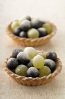 Tortinhas de uva branca e preta — Fotografia de Stock