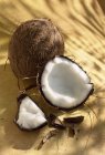 Cocos frescos enteros y abiertos - foto de stock