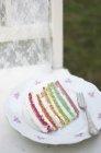 Pedazo de pastel de arco iris - foto de stock