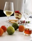 Tiramisu et fruits sur la table — Photo de stock