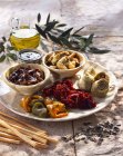 Vue surélevée de la sélection d'antipasti méditerranéens — Photo de stock