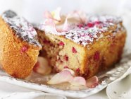 Kuchen mit Rosengeschmack — Stockfoto