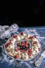 Vista ravvicinata di Pavlova con bacche su piatto — Foto stock