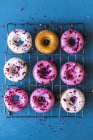 Donuts mit Rosenblättern — Stockfoto