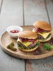 Hamburger di manzo con ketchup — Foto stock