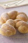 Croissants tressés enrobés de sucre — Photo de stock