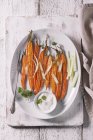 Zanahorias al horno con aceite - foto de stock