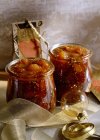 Vue rapprochée de la figue et du chutney de raisin dans des pots en verre — Photo de stock