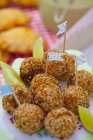 Fischbällchen mit Sellerie, Zwiebeln und Sesam für ein Picknick — Stockfoto