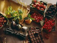 Vista close-up de frutas, chocolate e vagens de baunilha — Fotografia de Stock