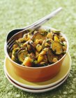 Curry vegetal em tigela sobre placa — Fotografia de Stock