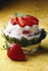 Vista de primer plano del soufflé helado de fresa en un tazón - foto de stock