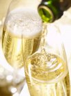 Champagner in ein Glas gießen — Stockfoto
