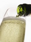 Champagner in elegantes Glas gegossen — Stockfoto