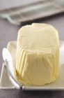 Plaque de beurre sur plaque — Photo de stock