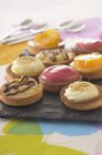 Different tartlets on ceramic tray — Stock Photo