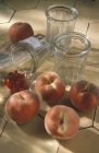 Frische Pfirsiche und rote Johannisbeeren — Stockfoto