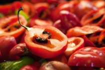 Peperoni rossi dimezzati — Foto stock