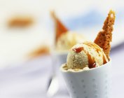 Ванільне та карамельне морозиво — стокове фото